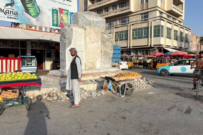 Taliban Yönetimi Mezar-ı Şerif'te Bulunan Ali Şîr Nevai Anıtını Kaldırdı